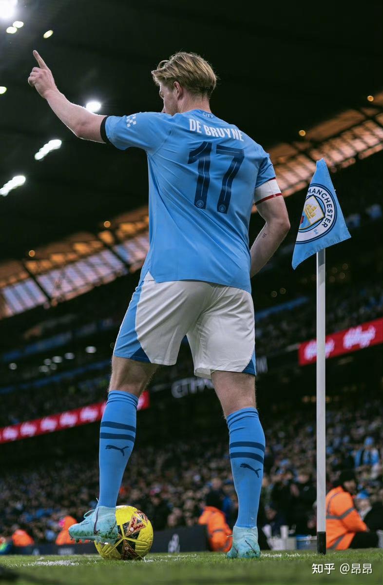 连丢2局！梁靖崑直摇头，孙颖莎耐心给他复盘，王艺迪一旁看热闹